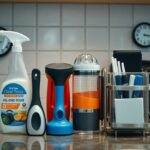 Produits de nettoyage et ustensiles de cuisine sur comptoir.