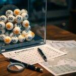 Boules de loto en vitrine avec tickets.